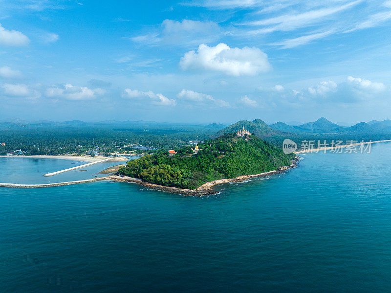 在Ban Krut山顶上俯瞰Phra Mahathat Chedi Phakdee Prakasat, Prachuap Khiri Khan。泰国